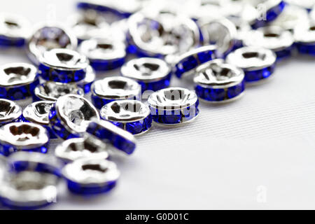 Bunte Kristallperlen für Armbänder Schmuck - Makrofoto Stockfoto