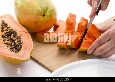 Eine halbe Papaya Frucht in Scheiben geschnitten Stockfoto