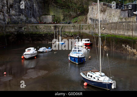 Sportboote in Dysart Hafen, in der Nähe von Kirkcaldy in Fife, Schottland bei Ebbe. Stockfoto