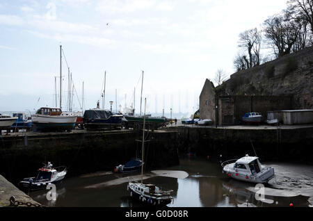 Sportboote in Dysart Hafen, in der Nähe von Kirkcaldy in Fife, Schottland bei Ebbe. Stockfoto