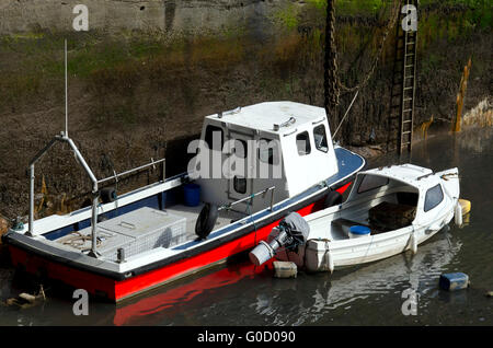 Sportboote in Dysart Hafen, in der Nähe von Kirkcaldy in Fife, Schottland bei Ebbe. Stockfoto