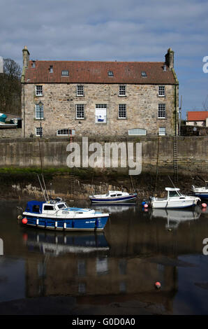 Sportboote in Dysart Hafen, in der Nähe von Kirkcaldy in Fife, Schottland bei Ebbe. Stockfoto