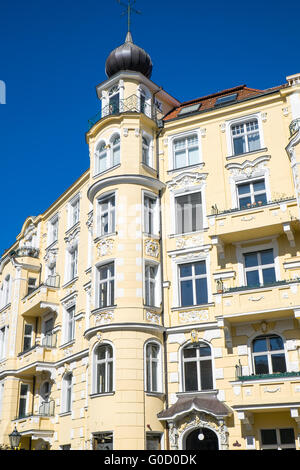 Gelbe Altbau in Berlin zu sehen Stockfoto