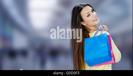 Glücklich weibliche Shopper tragen ihre Einkäufe Stockfoto