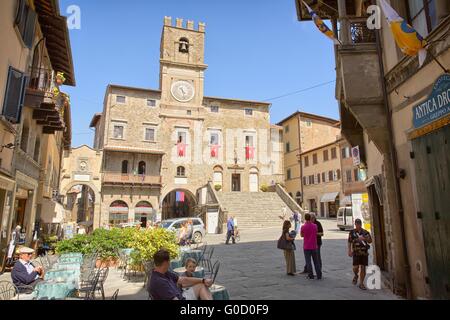 Schauen Sie sich den Alltag im historischen Zentrum von Cortona Stockfoto