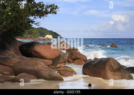 Großen Granitfelsen im Indischen Ozean am Strand von Anse Lazio. Stockfoto