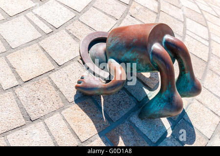 Figur aus Bronze Sprookjes, das steckt den Kopf in Stockfoto