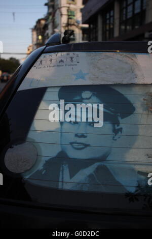 Ein Foto von Aung San, Gründer der modernen Burma und Vater von Aung San Suu Kyi in einem Autofenster in Yangon, Birma. Stockfoto