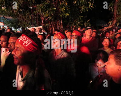 NLD-Fans feiern Wahlergebnisse am 9. November 2015 vor NLD Hauptsitz, Yangon Stockfoto