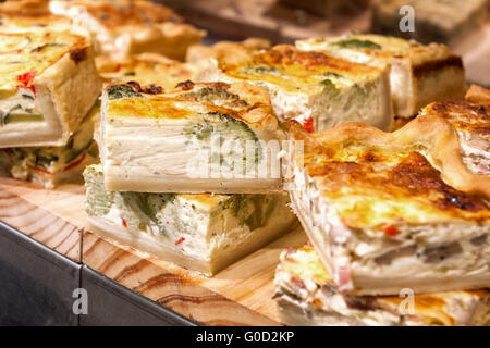 Nahaufnahme der Stücke von einem spanischen Gemüse Quiche-o Stockfoto