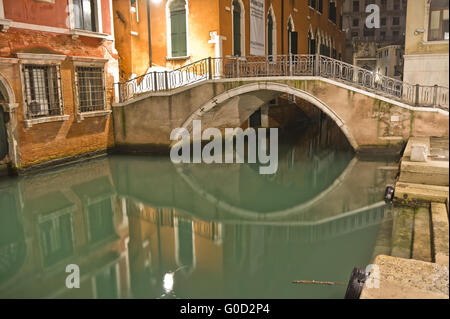 Venedig, Italien, Reflexion der kleinen Brücke bei Nacht Stockfoto