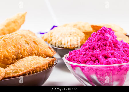 Holi-Farbe mit gujiya Stockfoto