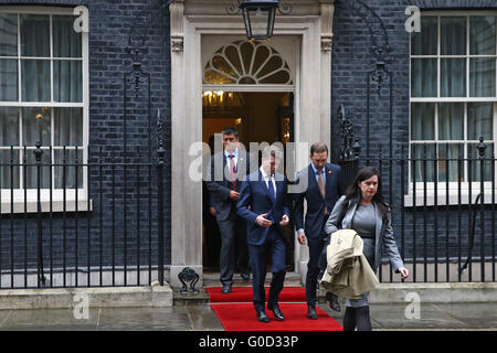 Matthew Barzun (2L), Botschafter der Vereinigten Staaten, das Vereinigte Königreich, Blätter 10 Downing Street in London. 2016. Stockfoto