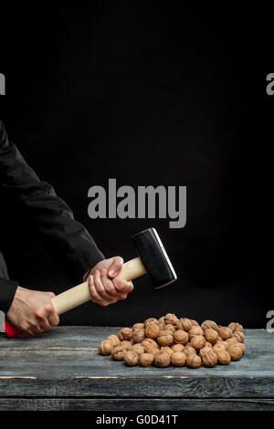 junger Mann ersticht Mutter Stockfoto