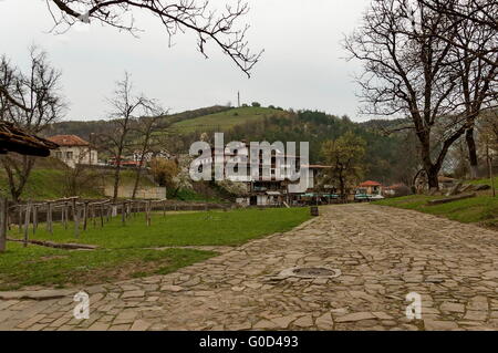 Teil des Etar Dorf mit Gästehaus im alten Baustil, Stadt Gabrovo, Bulgarien Stockfoto