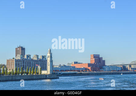 Montreal, Kanada - 27. August 2014: Skyline von Montreal am alten Hafen, Montreal, Quebec, Kanada. Menschen können in gesehen werden. Stockfoto