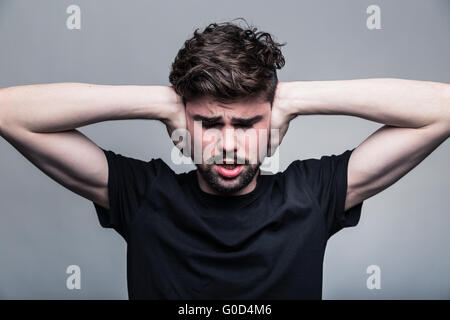 Ich brauche Ruhe. Frustrierte junge Mann im Hemd Stockfoto