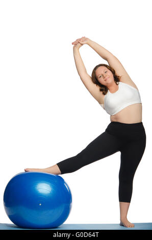 Frau mit Zusatzgewicht macht hängen blaue Kugel Stockfoto