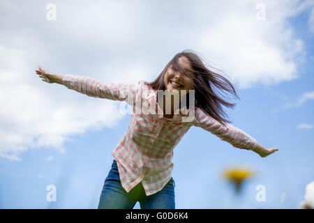 Mädchen mit ausgestreckten Armen Stockfoto