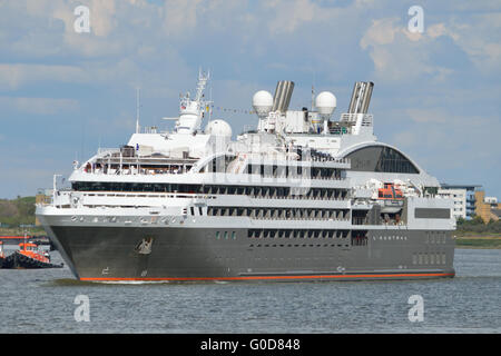 Französisch-Kreuzfahrtschiff Linie Ponant kommt L'Austral nach London, um den Saisonauftakt 2016 Kreuzfahrt. Richtung entlang der Themse zu sehen. Stockfoto