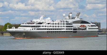 Französisch-Kreuzfahrtschiff Linie Ponant kommt L'Austral nach London, um den Saisonauftakt 2016 Kreuzfahrt. Richtung entlang der Themse zu sehen. Stockfoto