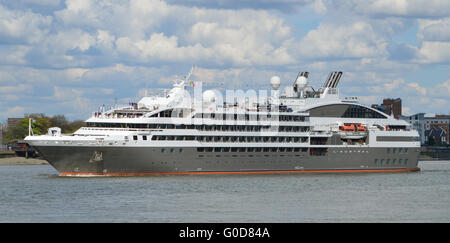 Französisch-Kreuzfahrtschiff Linie Ponant kommt L'Austral nach London, um den Saisonauftakt 2016 Kreuzfahrt. Richtung entlang der Themse zu sehen. Stockfoto