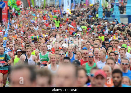 Lustige Läufer während des London-Marathons 2016 Stockfoto