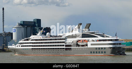 Französisch-Kreuzfahrtschiff Linie Ponant kommt L'Austral nach London, um den Saisonauftakt 2016 Kreuzfahrt. Richtung entlang der Themse zu sehen. Stockfoto