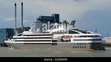 Französisch-Kreuzfahrtschiff Linie Ponant kommt L'Austral nach London, um den Saisonauftakt 2016 Kreuzfahrt. Richtung entlang der Themse zu sehen. Stockfoto