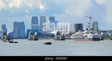 Französisch-Kreuzfahrtschiff Linie Ponant kommt L'Austral nach London, um den Saisonauftakt 2016 Kreuzfahrt. Richtung entlang der Themse zu sehen. Stockfoto