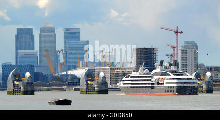 Französisch-Kreuzfahrtschiff Linie Ponant kommt L'Austral nach London, um den Saisonauftakt 2016 Kreuzfahrt. Richtung entlang der Themse zu sehen. Stockfoto