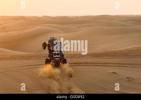 NOV 29 - DUBAI, Vereinigte Arabische Emirate: Dune Buggy führt eine Show für Touristen am 29. November 2013 in Dubai, VAE. Die Dubai Desert Reise ich Stockfoto