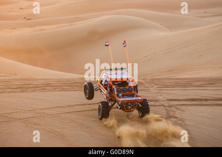 NOV 29 - DUBAI, Vereinigte Arabische Emirate: Dune Buggy führt eine Show für Touristen am 29. November 2013 in Dubai, VAE. Die Dubai Desert Reise ich Stockfoto