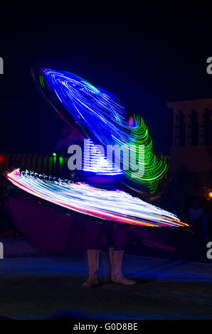 NOV 29 - DUBAI, Vereinigte Arabische Emirate: Arabische Tänzerin, die Durchführung einer "drehen-Tanz" am 29. November 2013 in Dubai, VAE. Slow-Shutter Speed Nutzung Stockfoto