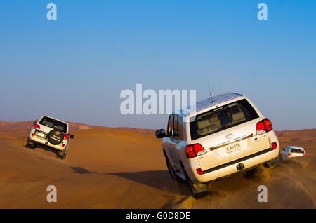 NOV 29 - DUBAI, Vereinigte Arabische Emirate: 4 x 4 fährt in der Wüste während einer Safari in den Dünen am 29. November 2013 in Dubai, VAE. Die Dubai Stockfoto