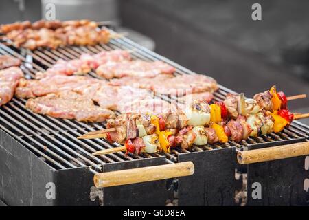 Gegrillte Spieße auf einer Feuerstelle (flachen DOF). Stockfoto