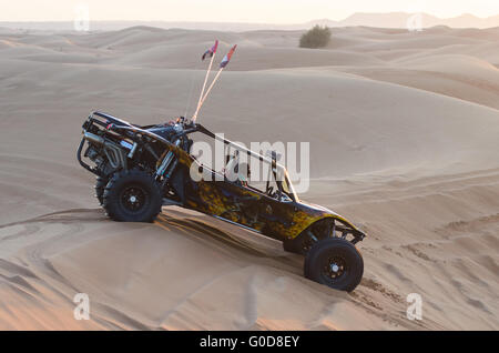 NOV 29 - DUBAI, Vereinigte Arabische Emirate: Dune Buggy führt eine Show für Touristen am 29. November 2013 in Dubai, VAE. Die Dubai Desert Reise ich Stockfoto