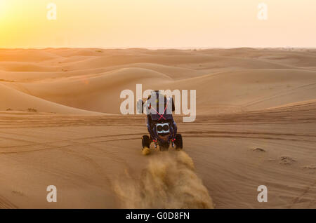 NOV 29 - DUBAI, Vereinigte Arabische Emirate: Dune Buggy führt eine Show für Touristen am 29. November 2013 in Dubai, VAE. Die Dubai Desert Reise ich Stockfoto