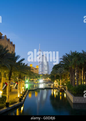 NOV 26 - DUBAI, Vereinigte Arabische Emirate: Hotel Burj al Arab feiert mit elektronischen banner den Gewinn der DUBAI Kandidatur zum Hosten der Expo 2020 Stockfoto