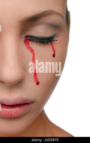 Blut fließt aus den geschlossenen Augen der Frau Stockfoto