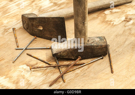 Alt Hammer, Schaufel und rostigen Nägeln Stockfoto