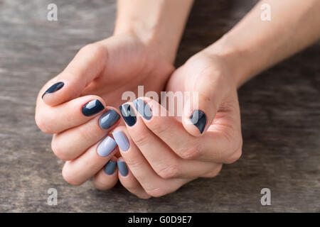 Schöne Hände mit der Miniatur gemalt in einem grauen Stockfoto