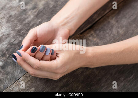 Schöne Hände mit der Miniatur gemalt in einem grauen Stockfoto