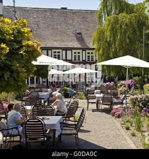 Menschen in einem Garten Café nahe dem Fluss Lenne Stockfoto