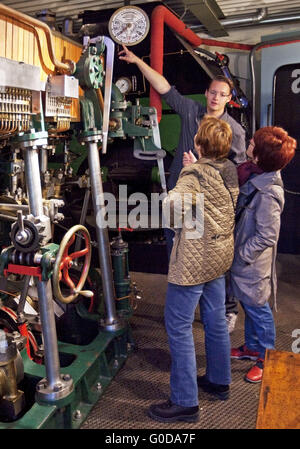 Menschen an das alte Schiffshebewerk Henrichenburg Stockfoto