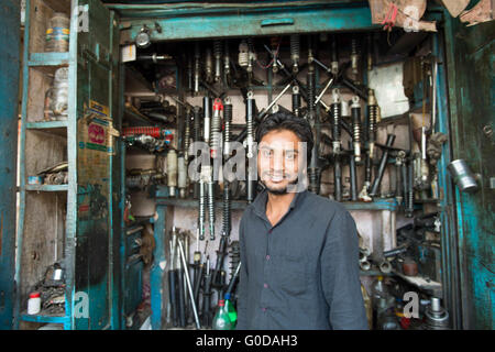 Lokalen indischen Mechaniker posieren für die Kamera die Straße Alt-Delhi in Indien. Stockfoto