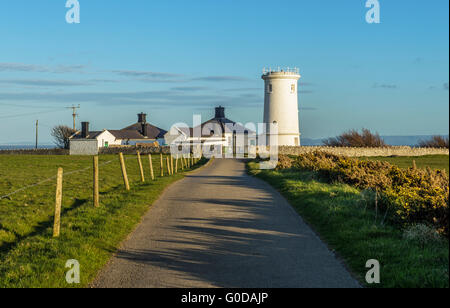 Nash Point alten Leuchtturm und Hütten auf der Glamorgan Heritage Coast in Süd-Wales, an einem Frühlingsabend Stockfoto