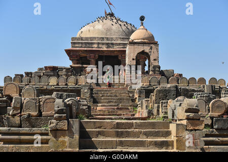 Unbekannten Menschen vor Ort Harshat Mata Tempel neben dem Chand Baori in Abhaneri besuchen, Stockfoto