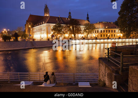 Breslau in Polen durch die Nacht, der Reflexion und der Uferpromenade des Odra Flusses Stockfoto