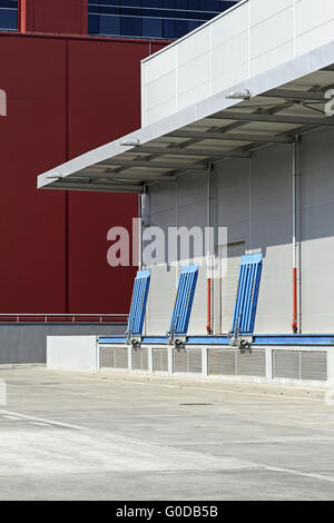 Außenseite des industriellen Lagerhalle mit be-Bucht Stockfoto